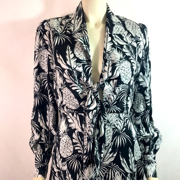 Elie Tahari Dresses & Skirts - Elie Tahari stunning front tie dress, size 6, NWT retail 495